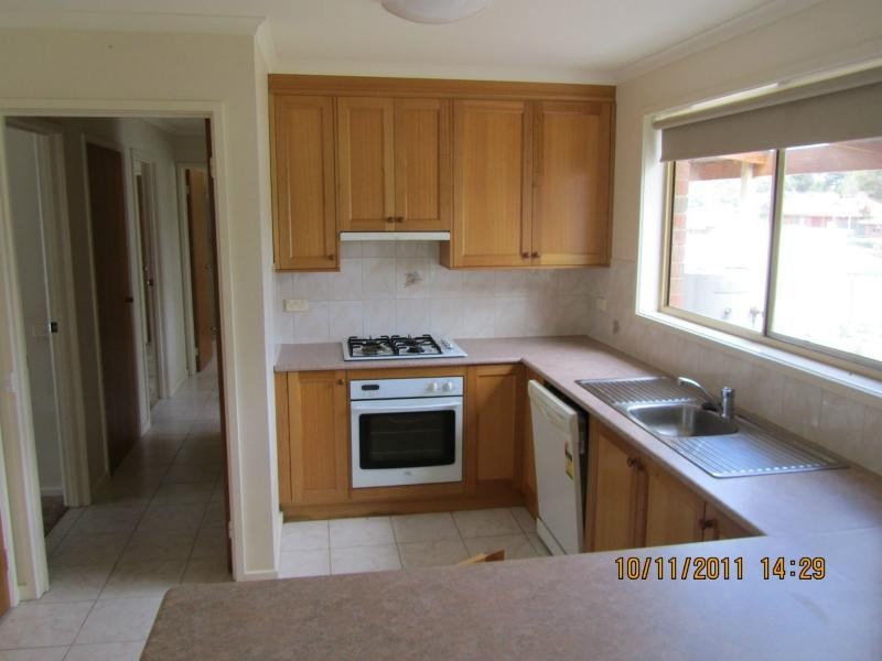 2/21 Davey Close, Flora Hill VIC 3550