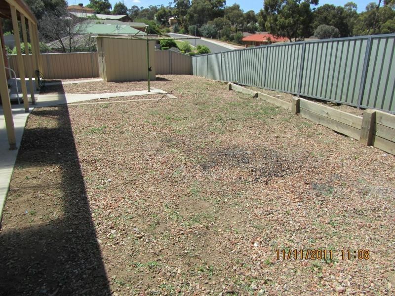 2/21 Davey Close, Flora Hill VIC 3550