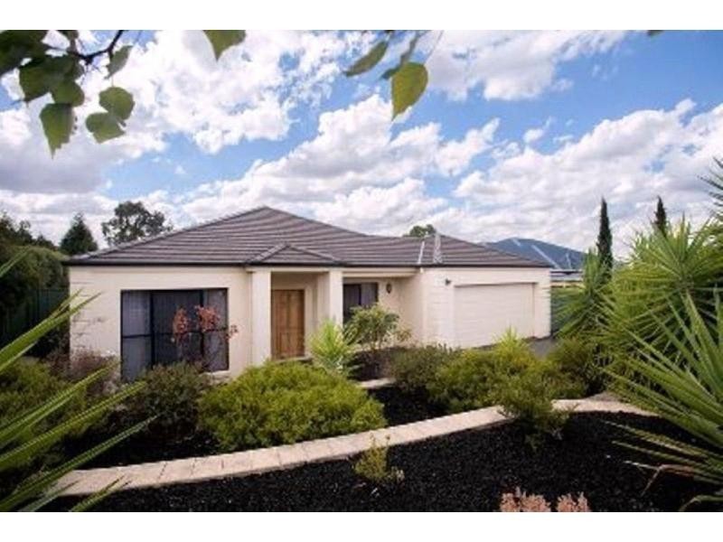 17 Ellesmere Terrace, Strathdale VIC 3550