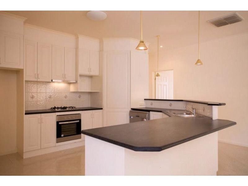 17 Ellesmere Terrace, Strathdale VIC 3550