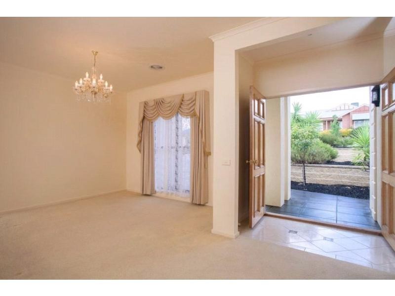 17 Ellesmere Terrace, Strathdale VIC 3550