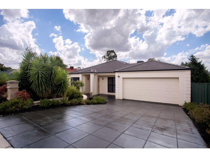 17 Ellesmere Terrace, Strathdale VIC 3550