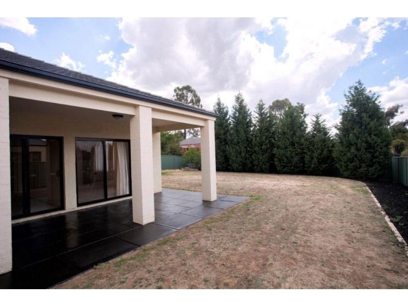 17 Ellesmere Terrace, Strathdale VIC 3550