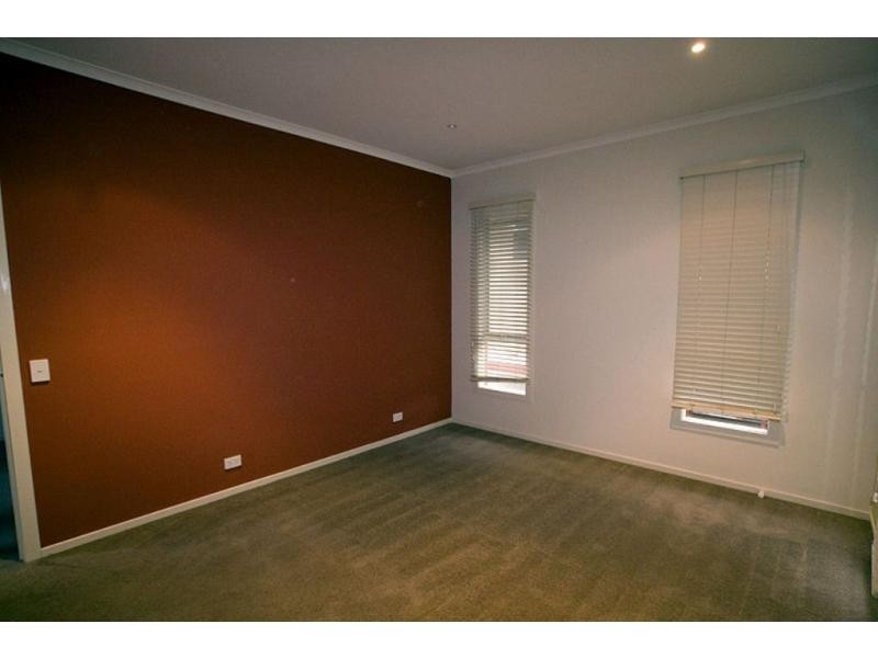 2/105 Sternberg Street, Kennington VIC 3550
