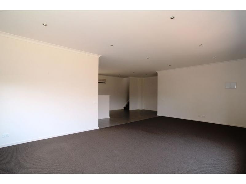 1/4 Delbridge Street, Golden Square VIC 3555