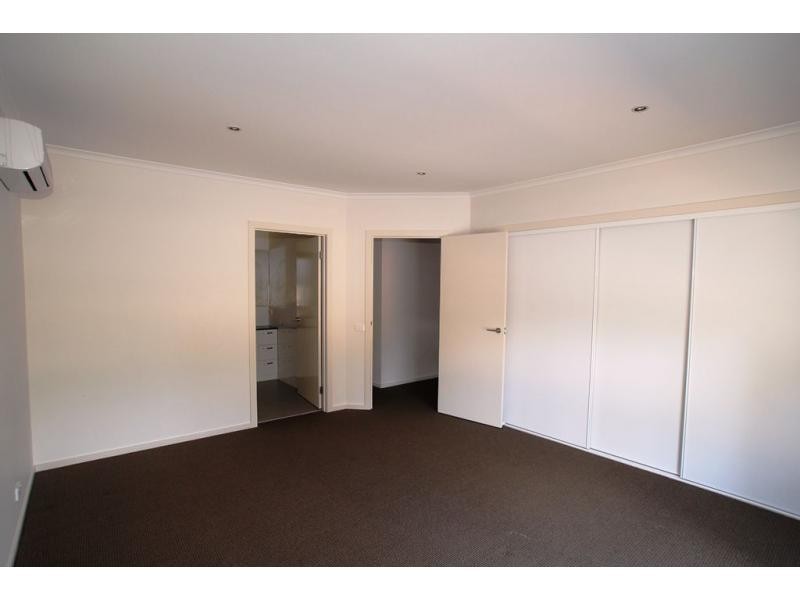 1/4 Delbridge Street, Golden Square VIC 3555