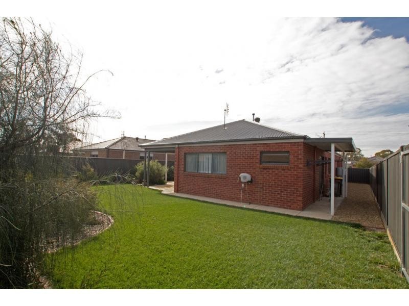 2 Peninsula Drive, Eaglehawk VIC 3556