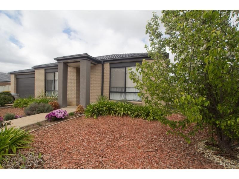 18 Crossley Avenue, Epsom VIC 3551