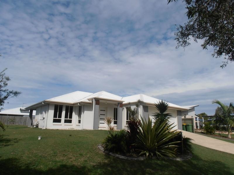 12 Creekside Esplanade, Cooloola Cove QLD 4580