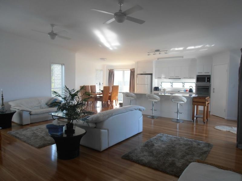 10 Creekside Esplanade, Cooloola Cove QLD 4580