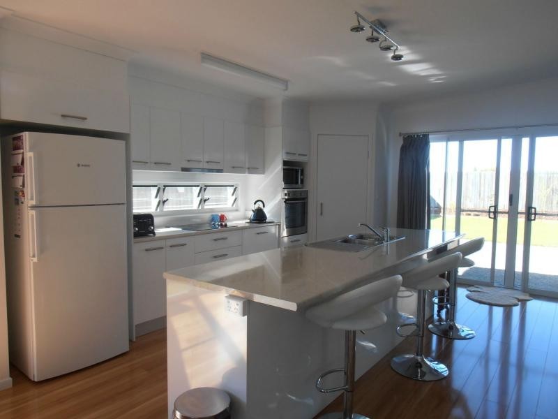 10 Creekside Esplanade, Cooloola Cove QLD 4580