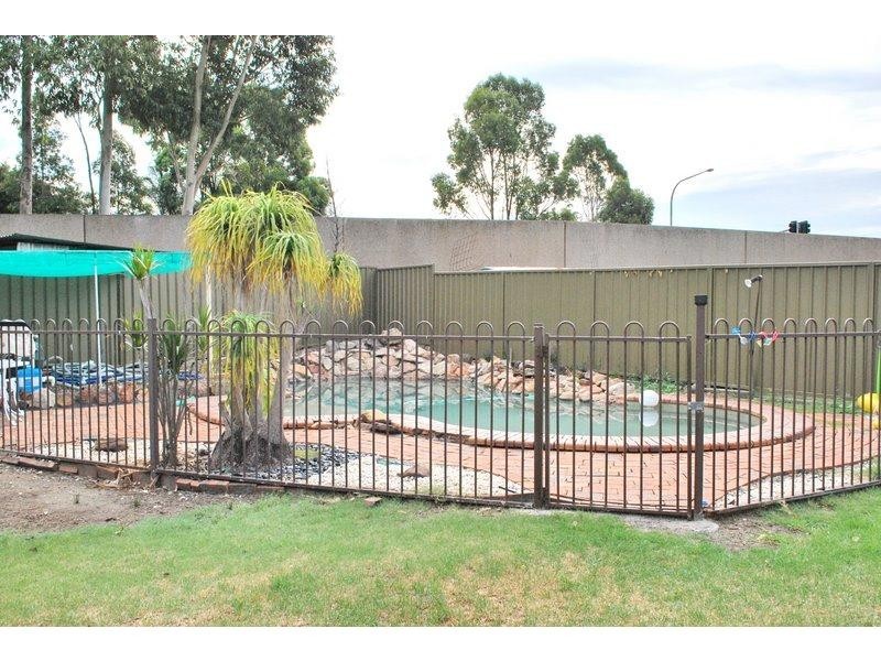 16 Lismore Close, Bossley Park NSW 2176
