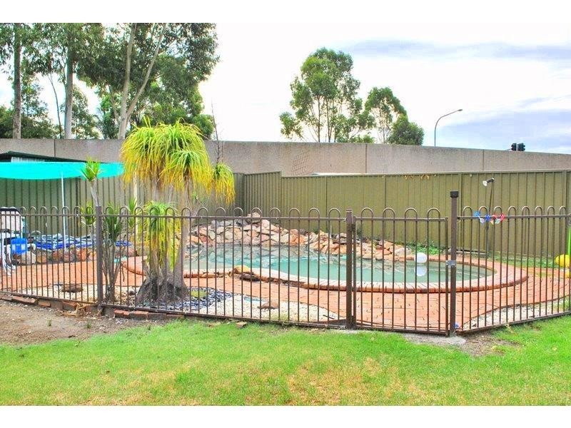 16 Lismore Close, Bossley Park NSW 2176
