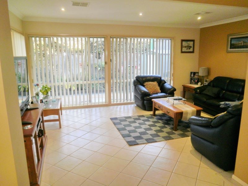 8 Broadleaf Crescent, Beaumont Hills NSW 2155