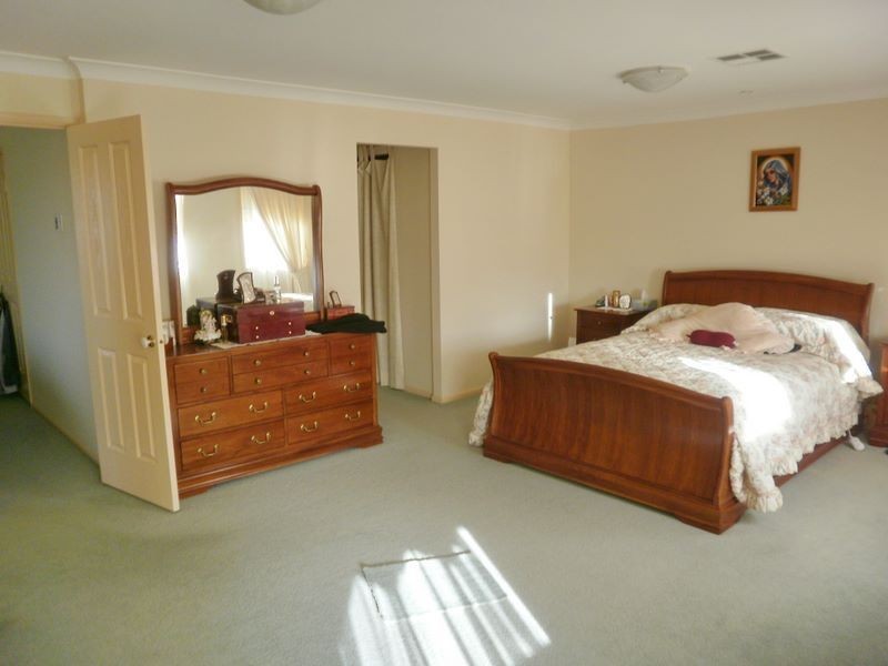 8 Broadleaf Crescent, Beaumont Hills NSW 2155