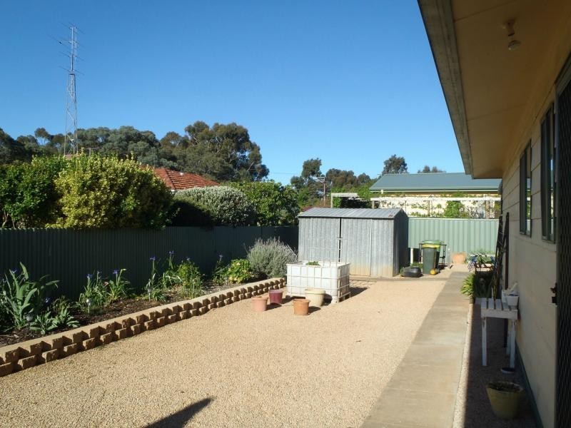 4 Strickland Street, Riverton SA 5412