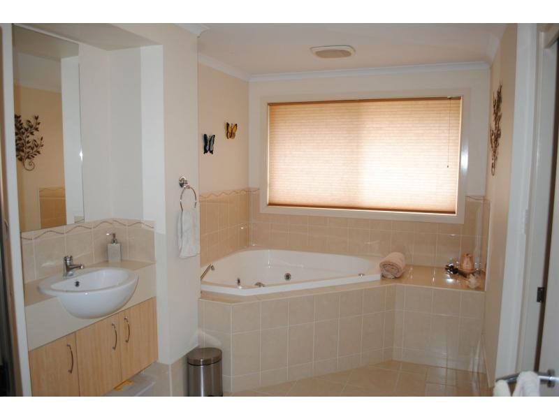 4 SEMMENS Crescent, Freeling SA 5372