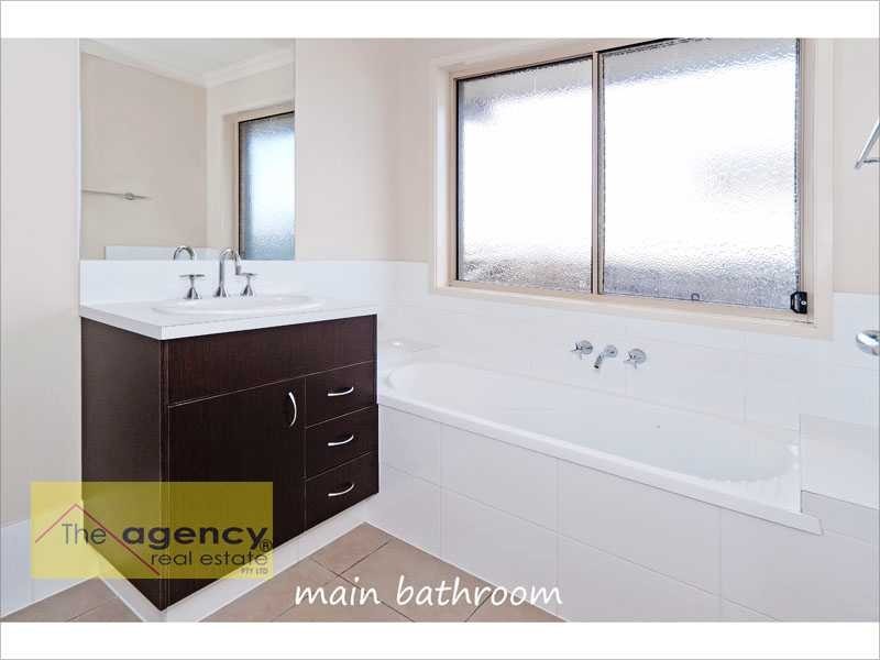 11 Codrington Circuit, Pacific Pines QLD 4211
