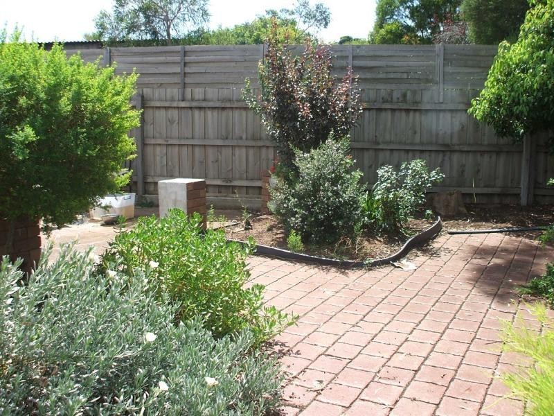 17 Bernard Drive, Melton South VIC 3338