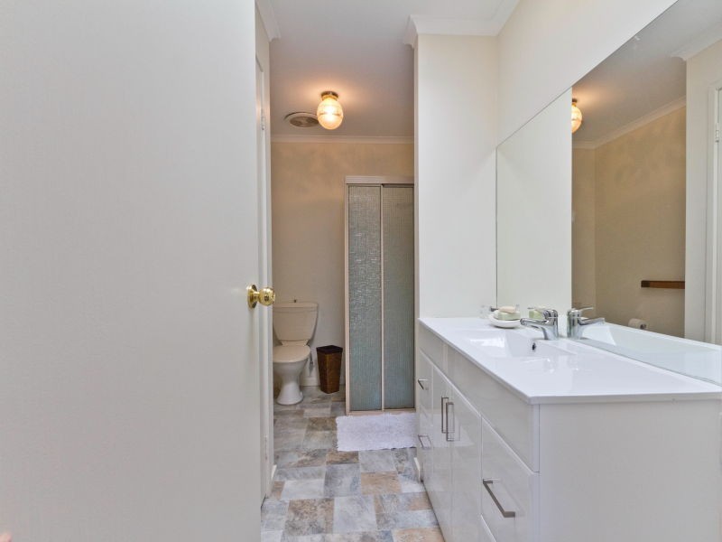 8 Kilburn Crescent, Frankston VIC 3199