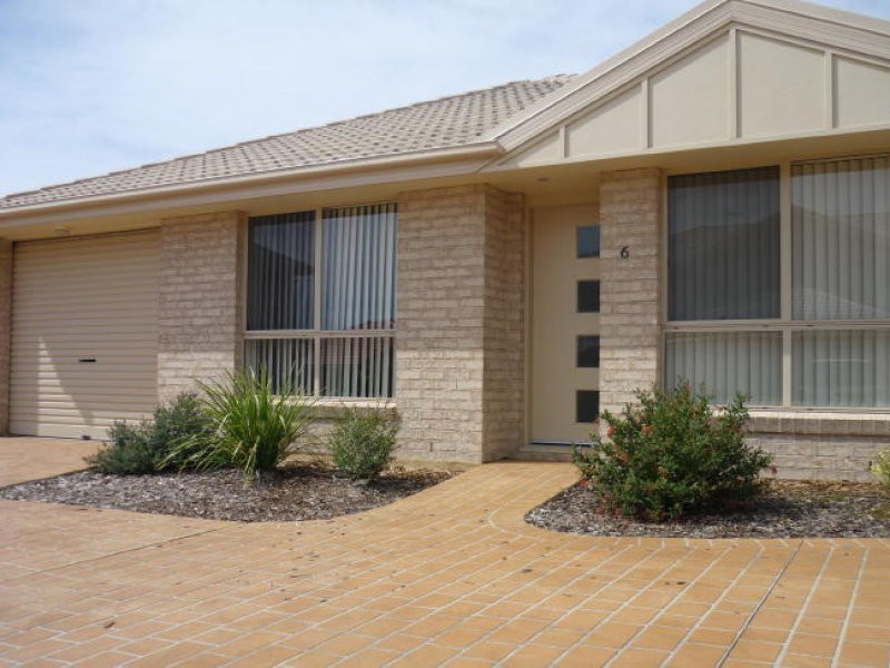 6/8 Meroo Road, Bomaderry NSW 2541