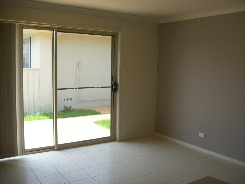 2/8 Meroo Road, Bomaderry NSW 2541