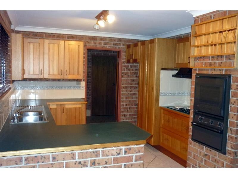 4 Helsinki Parade, Bomaderry NSW 2541