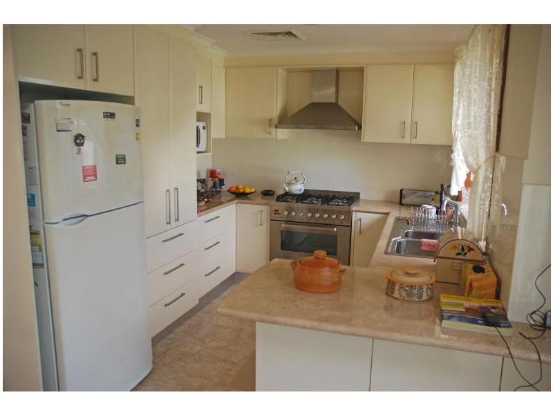 33 Gunyuma Crescent, North Nowra NSW 2541