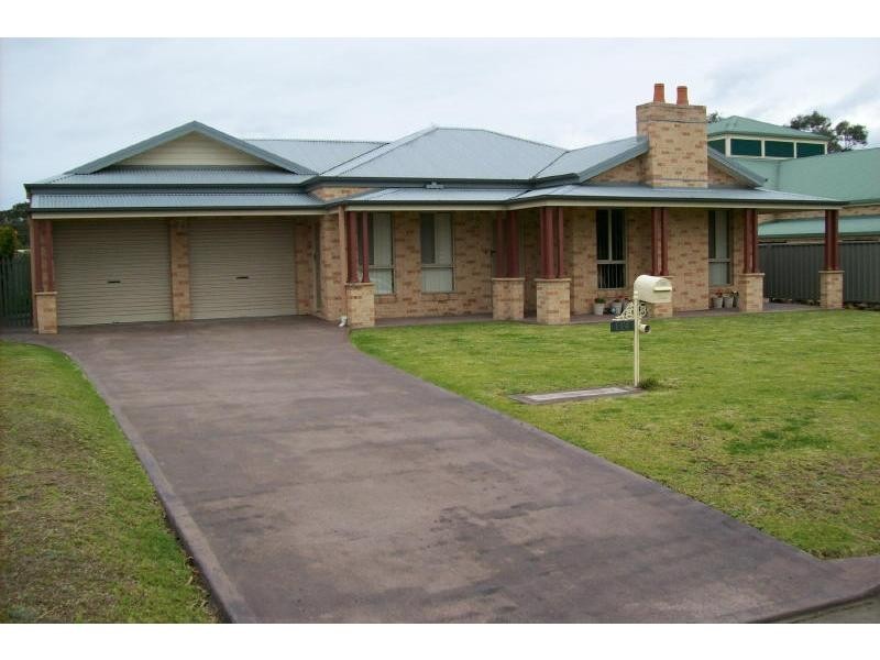 114 West Birriley Street, Bomaderry NSW 2541