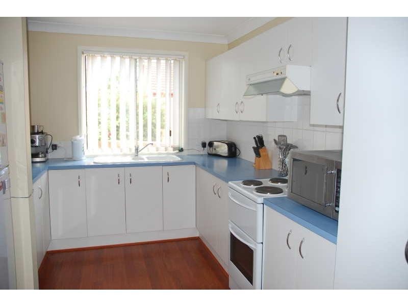 1/4 Carisbrooke Close, Bomaderry NSW 2541