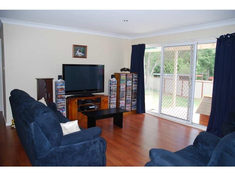 1/4 Carisbrooke Close, Bomaderry NSW 2541