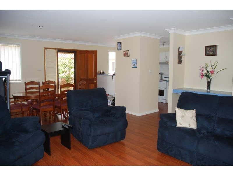 1/4 Carisbrooke Close, Bomaderry NSW 2541