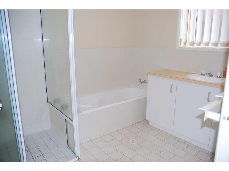 1/4 Carisbrooke Close, Bomaderry NSW 2541