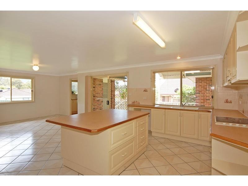 2 Regent Place, Bomaderry NSW 2541