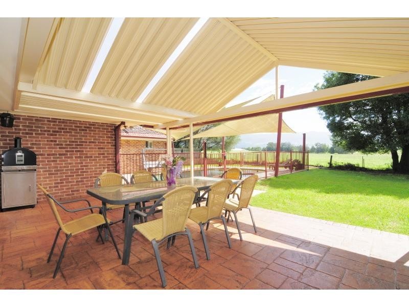 8 Katela Avenue, Bomaderry NSW 2541