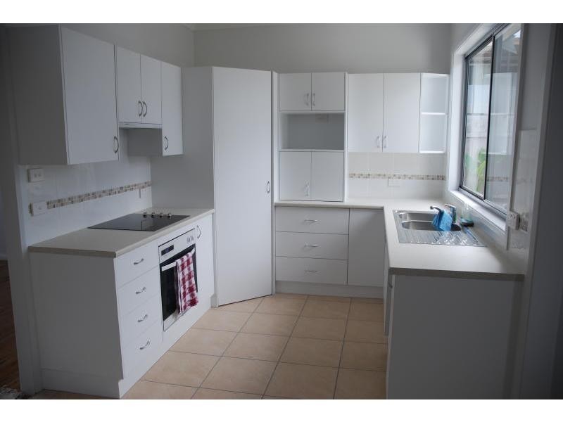 8 Albatross Road, Nowra NSW 2541