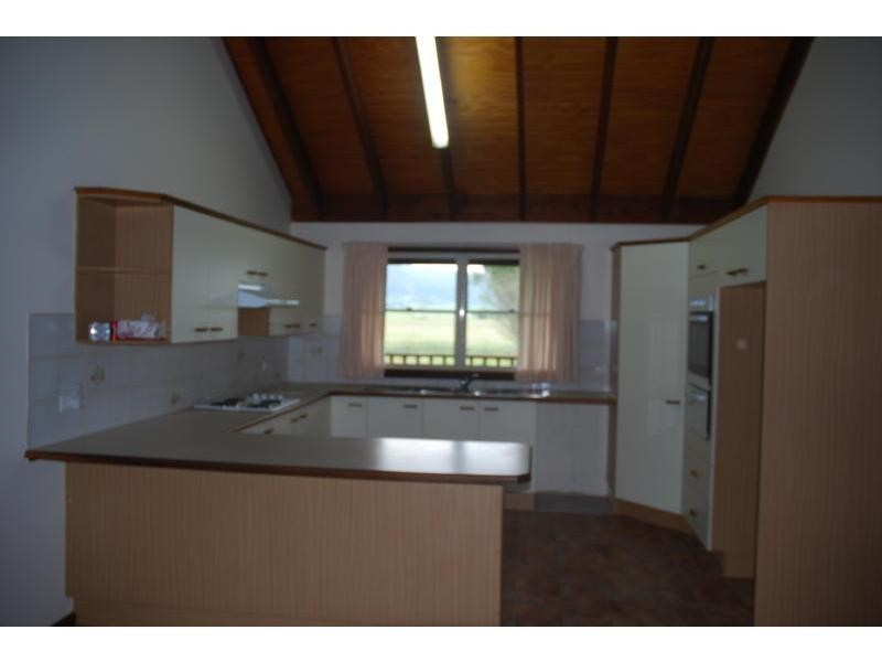 1/2 Roseville Road, Bomaderry NSW 2541