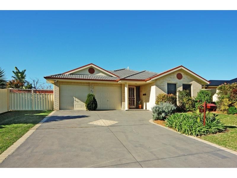 27 Kardella Avenue, Nowra NSW 2541