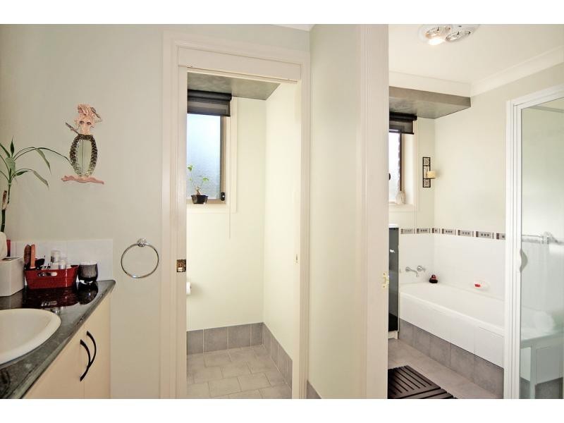Unit 1/64 Brinawarr Street, Bomaderry NSW 2541