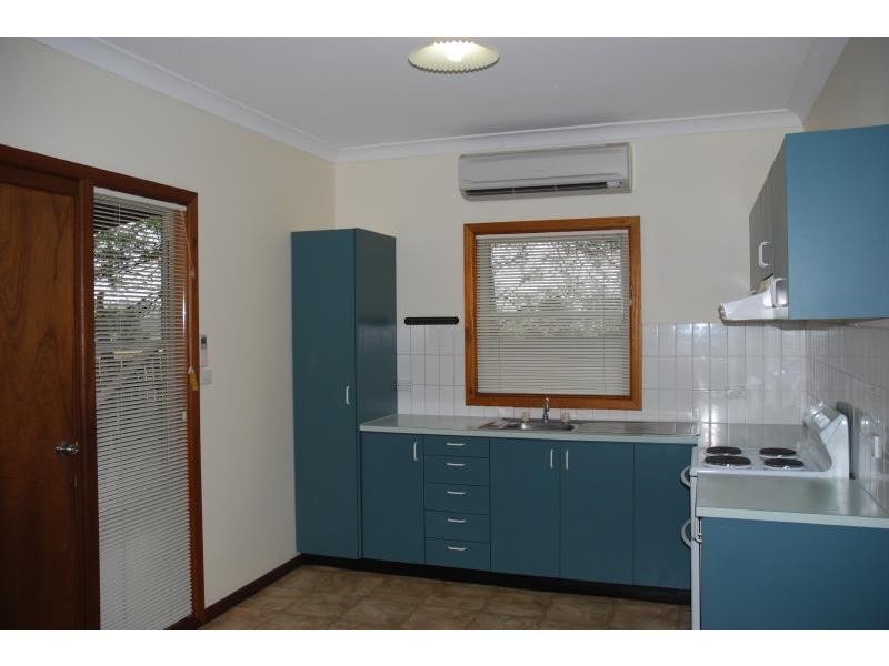 Unit 2/2 Roseville Road, Bomaderry NSW 2541