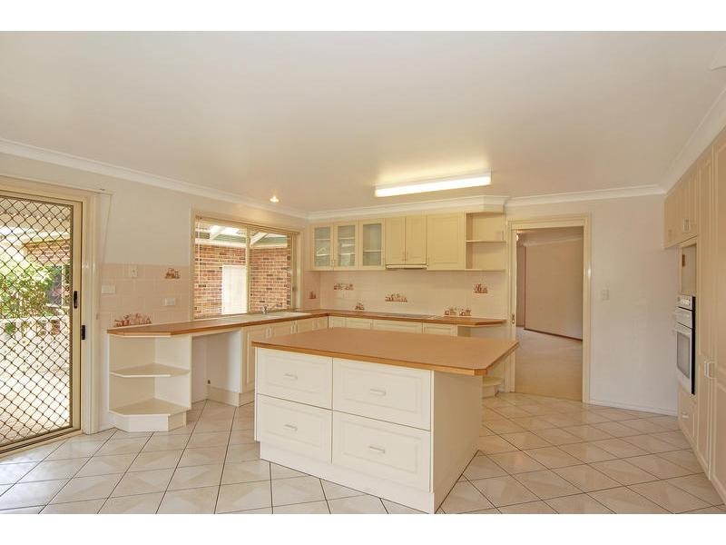 2 Regent Place, Bomaderry NSW 2541