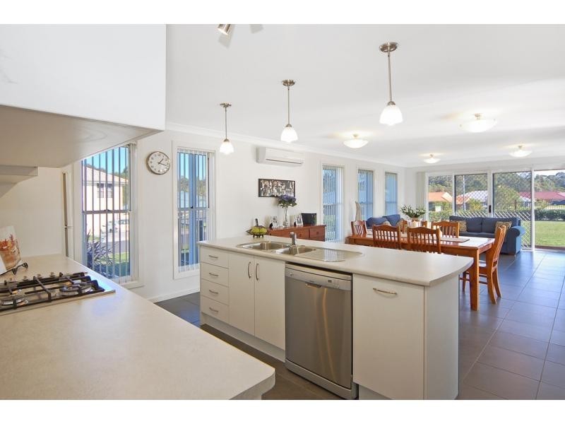 1 Jade Place, Meroo Meadow NSW 2540