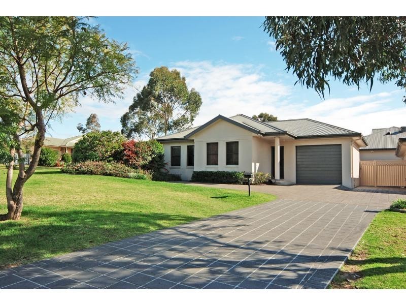 1 Magnolia Grove, Bomaderry NSW 2541