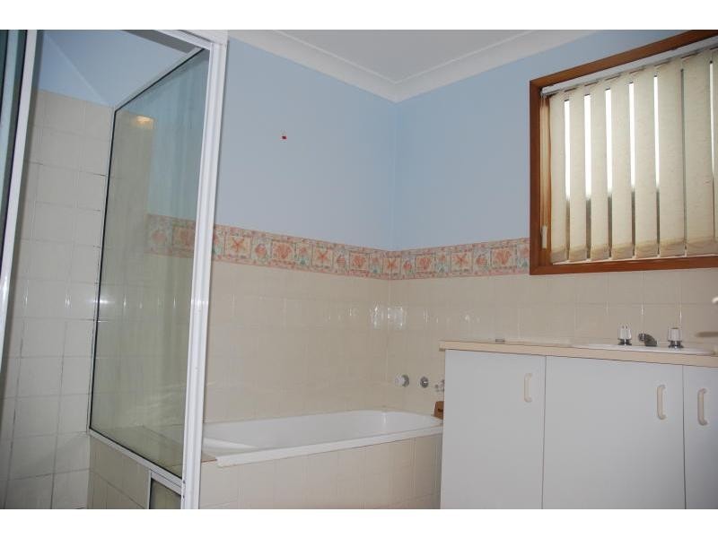 4/4 Carisbrooke Close, Bomaderry NSW 2541