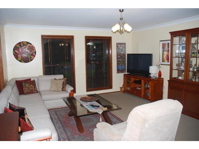 17 Lyrebird Drive, Nowra NSW 2541