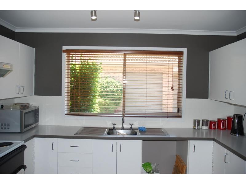 4/6 Carisbrooke Close, Bomaderry NSW 2541