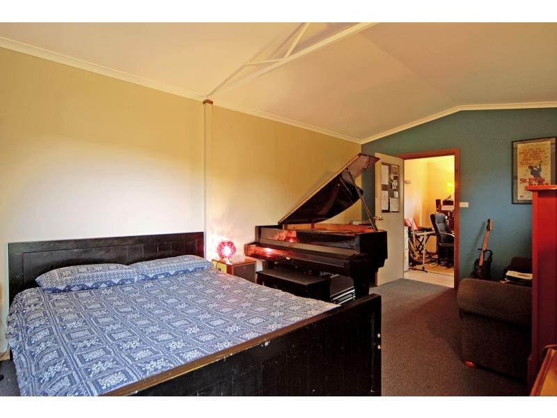 31 Brinawarr Street, Bomaderry NSW 2541