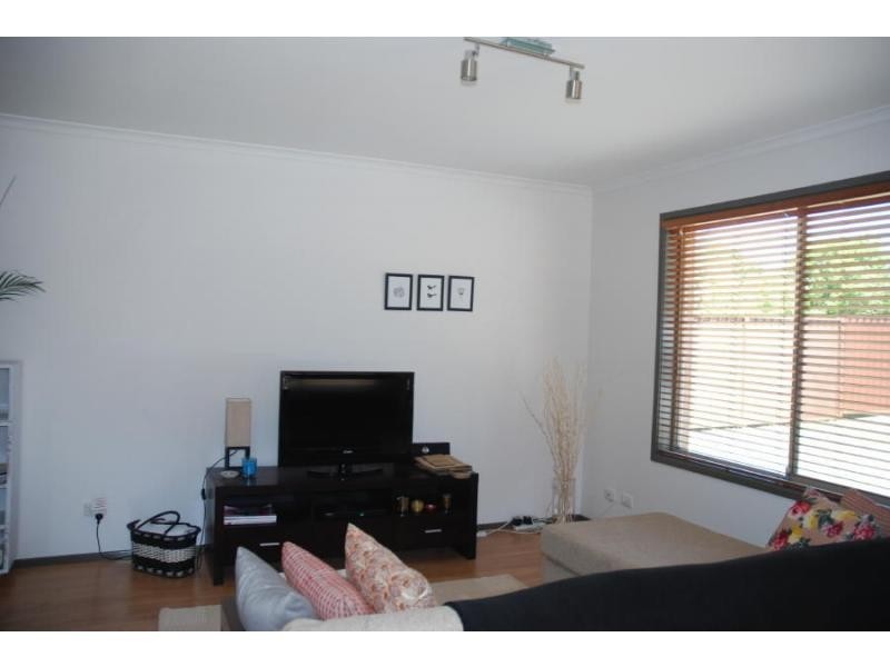 4/6 Carisbrooke Close, Bomaderry NSW 2541