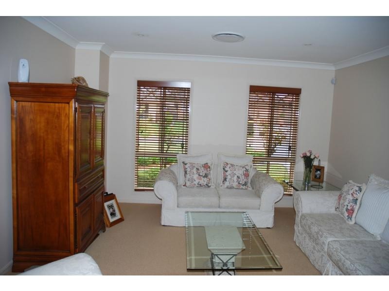 10 Rouken Glen Drive, West Nowra NSW 2541