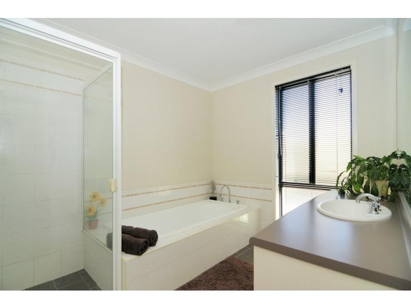 8 Regelia Parade, Worrigee NSW 2540